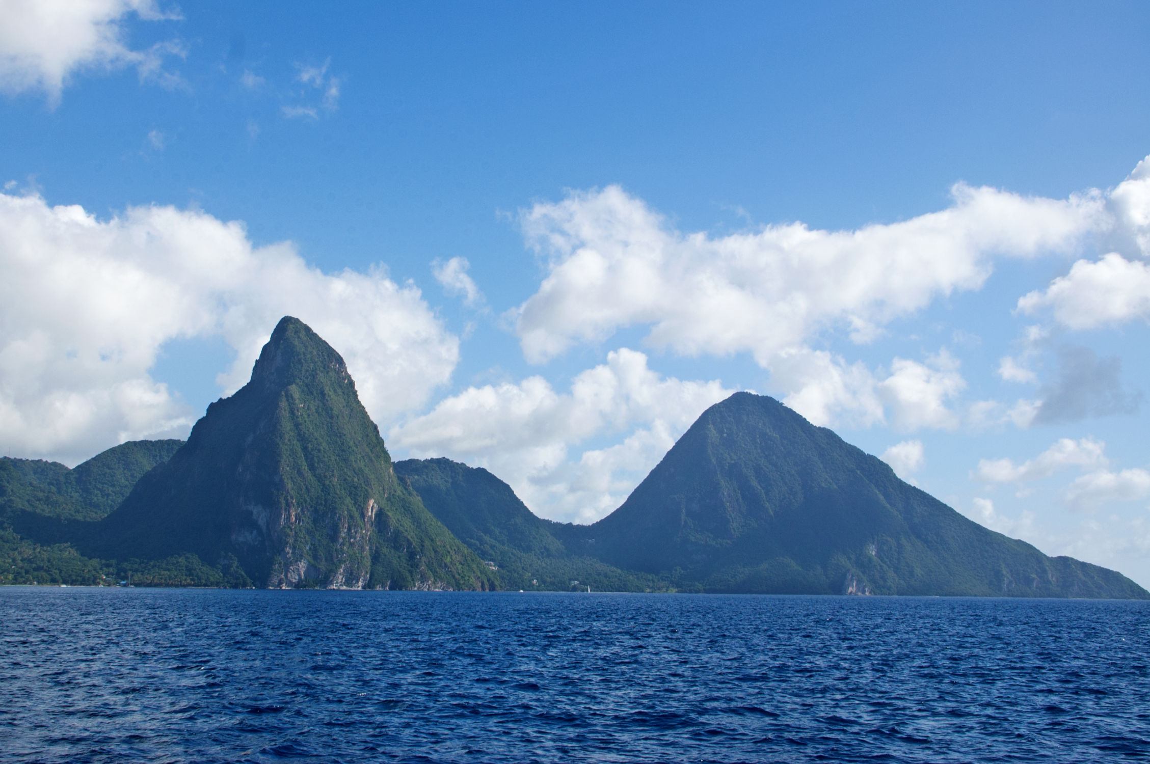 Au large de Sainte Lucie, les deux pitons catamaran grenadines