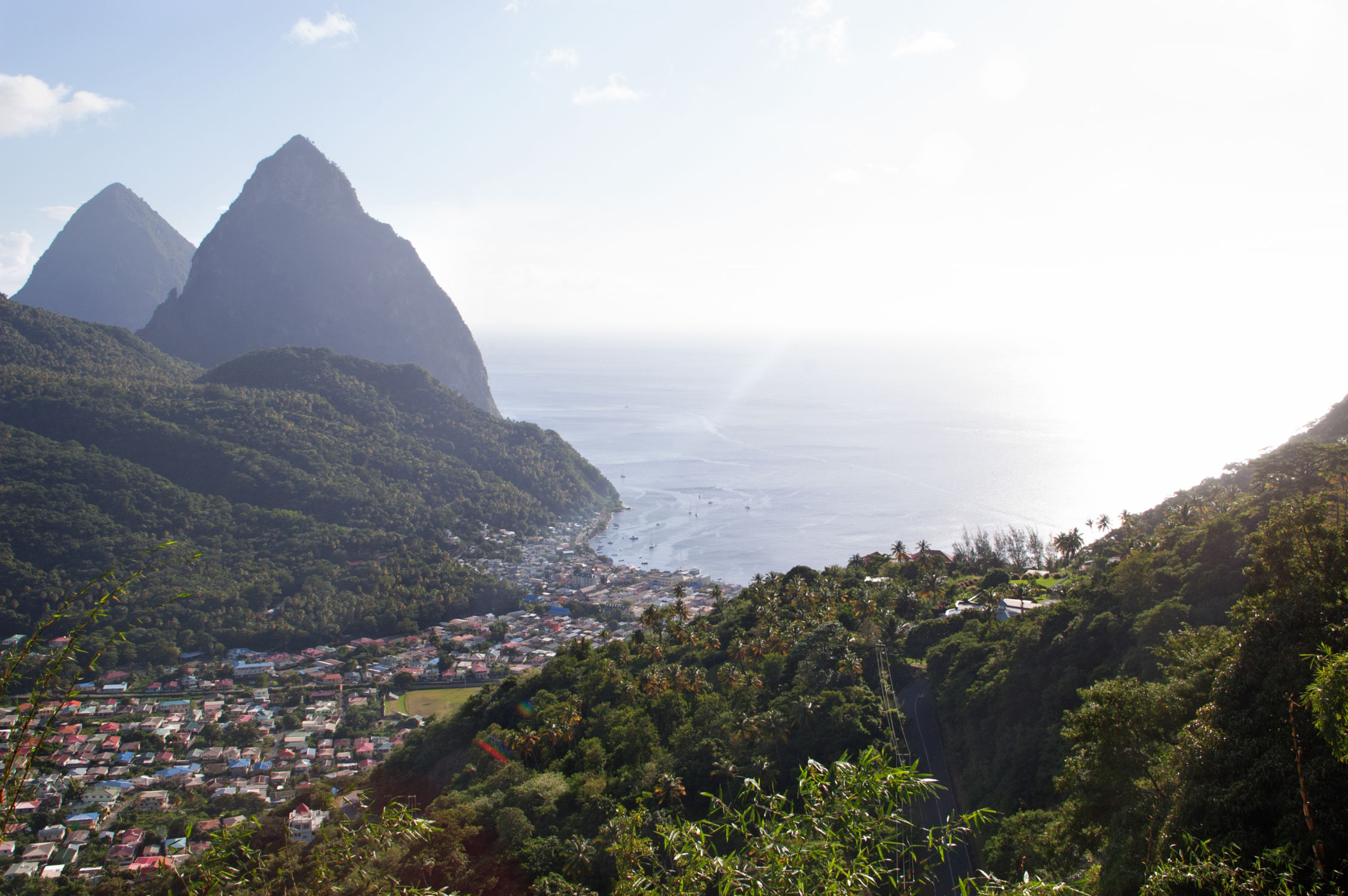 Vue sur Castrie, capitale de Sainte Lucie catamaran grenadines