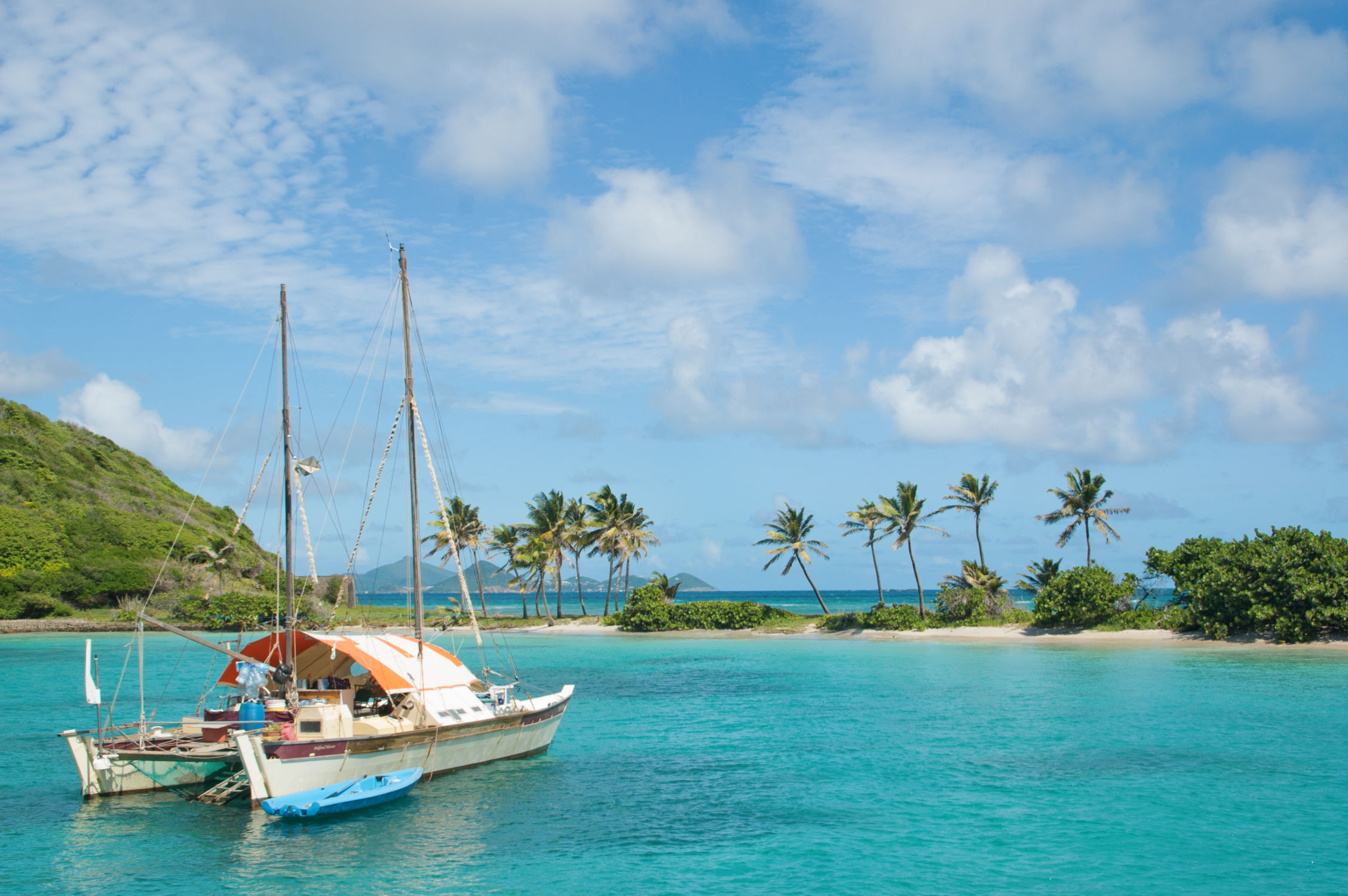 Catamaran à l'ancienne, avec rasta et fumée intégrée ! catamaran grenadines