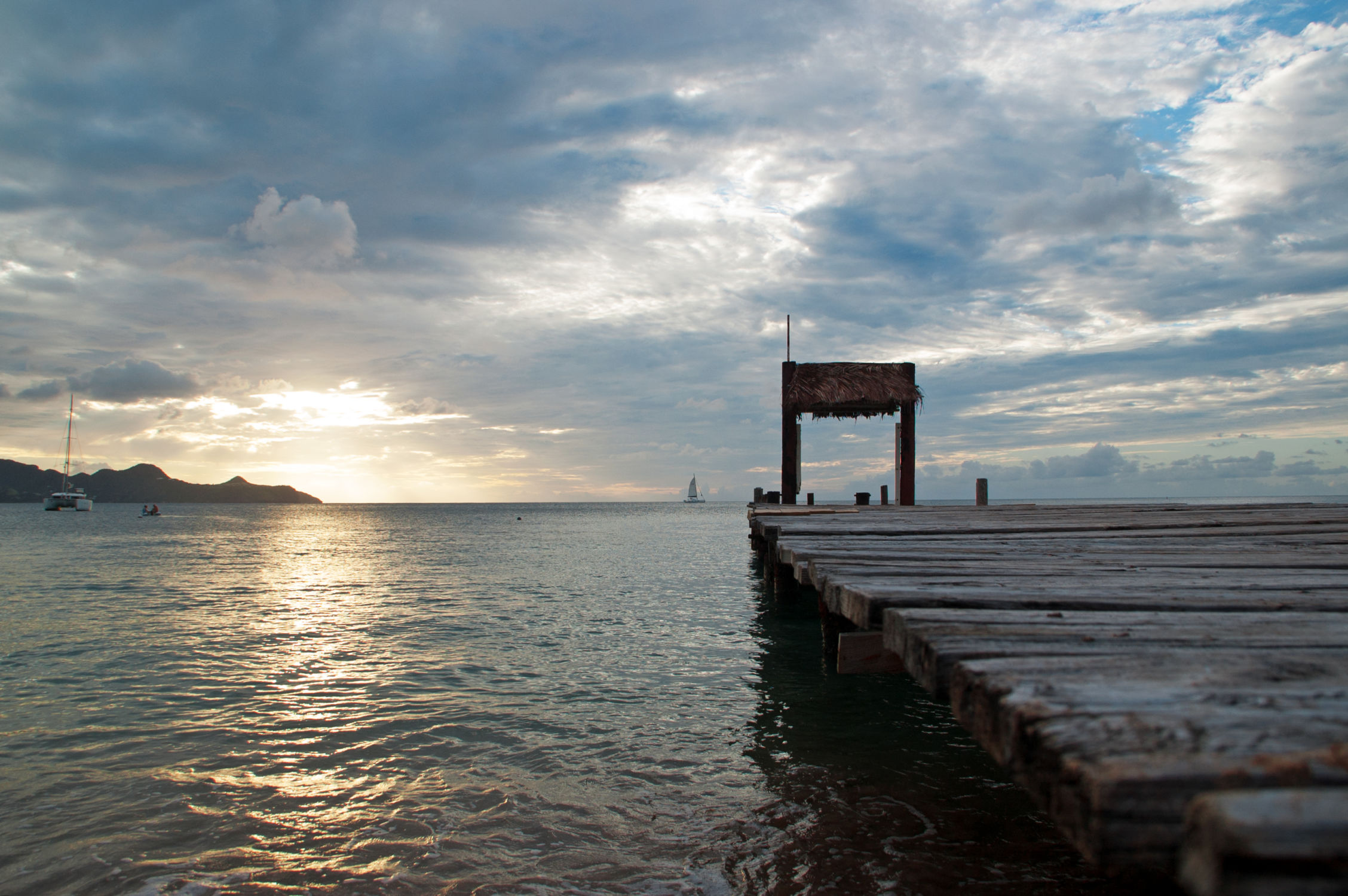 Ponton et coucher de soleil catamaran grenadines