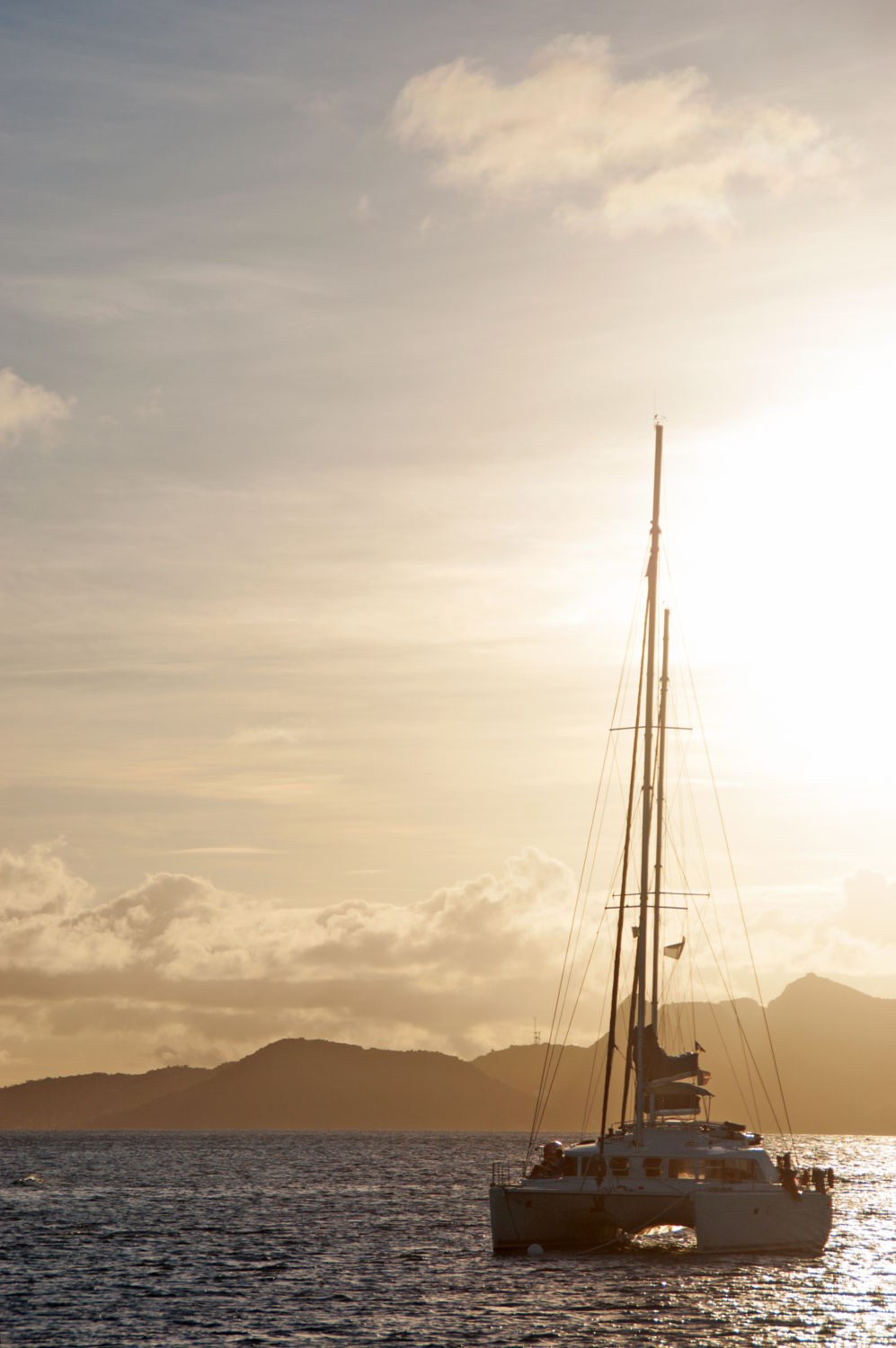 Notre catamaran lors du coucher de soleil catamaran grenadines