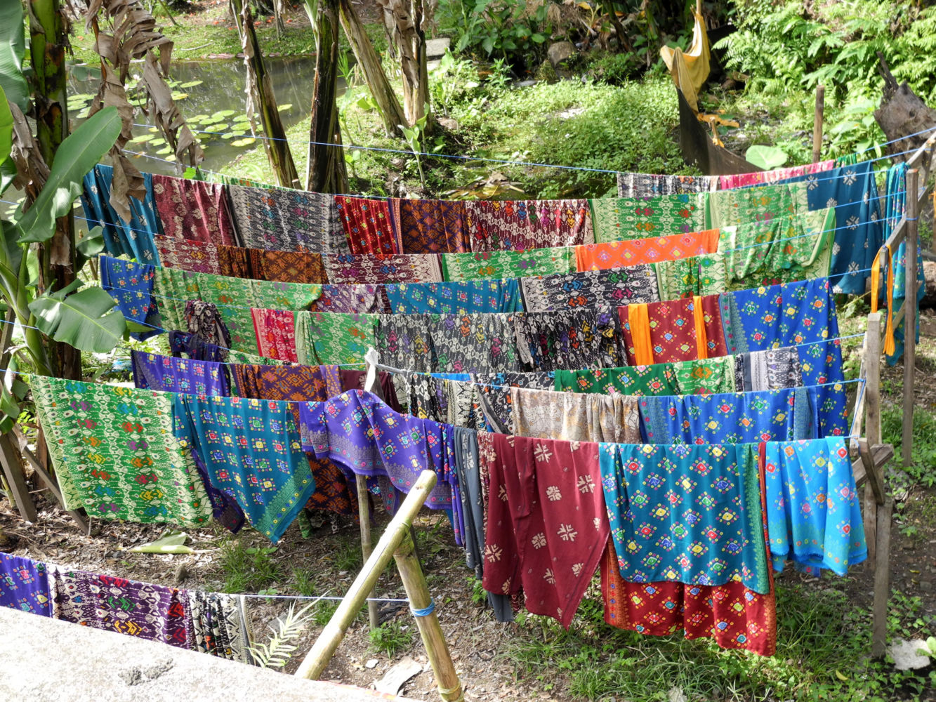 Sarong séchant au temple Tirta Empul
BaIi - Indonésie BaIi - Indonésie