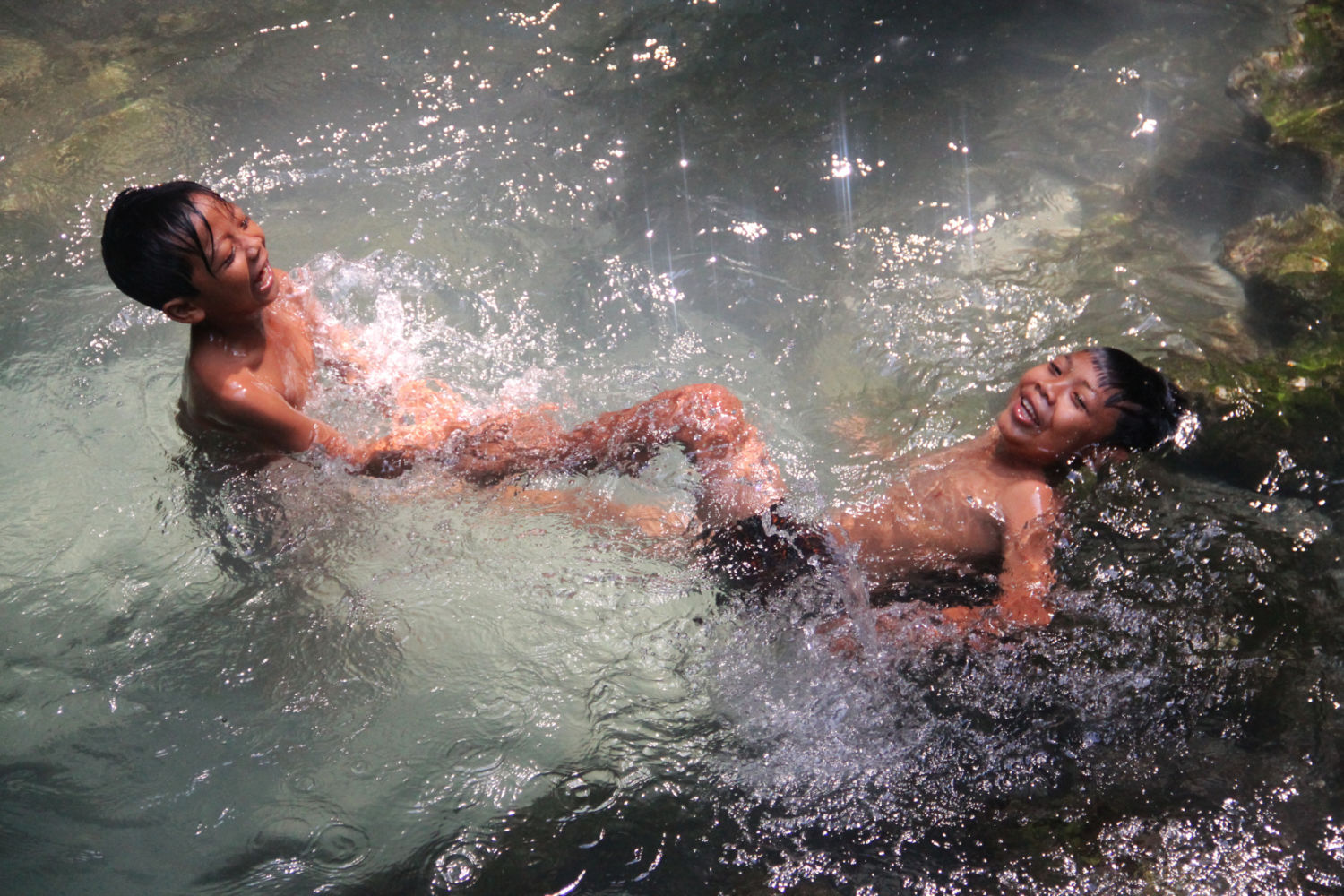 Enfants jouant dans la source de Tembeling
Bali - Indonésie Bali - Indonésie