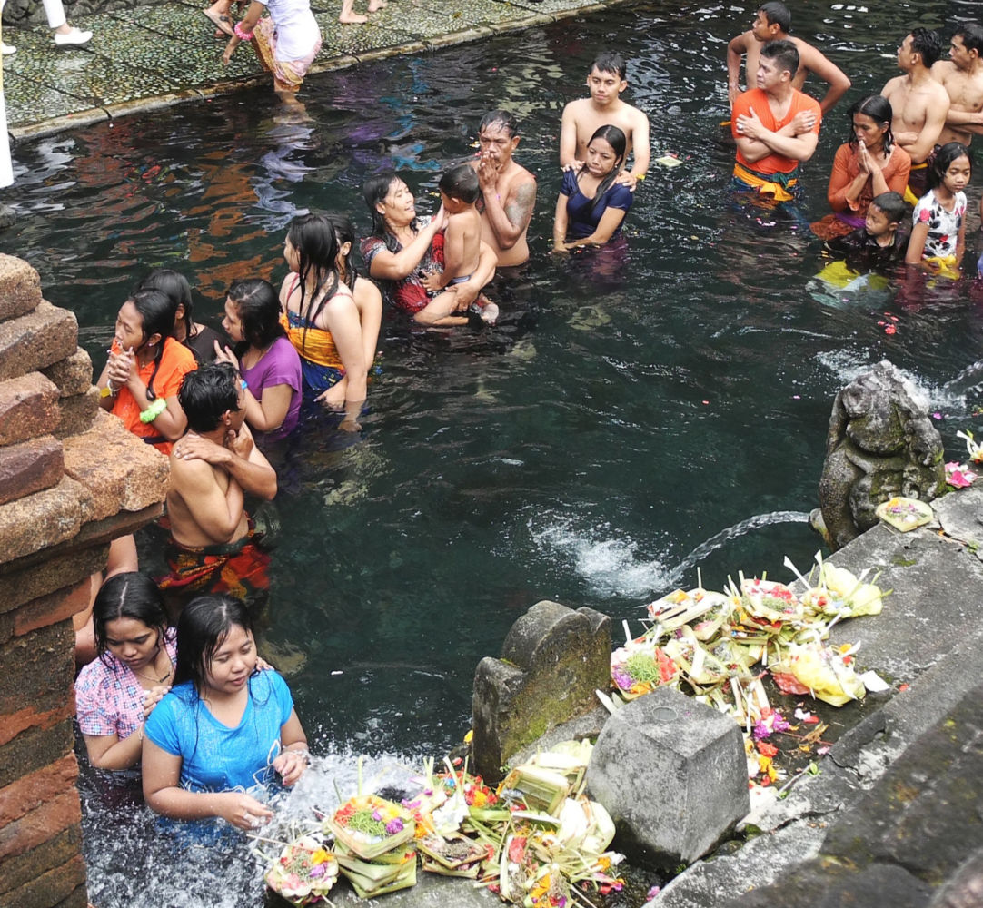 Bain dans la source sacrée du temple Tirta Empul
BaIi - Indonésie BaIi - Indonésie