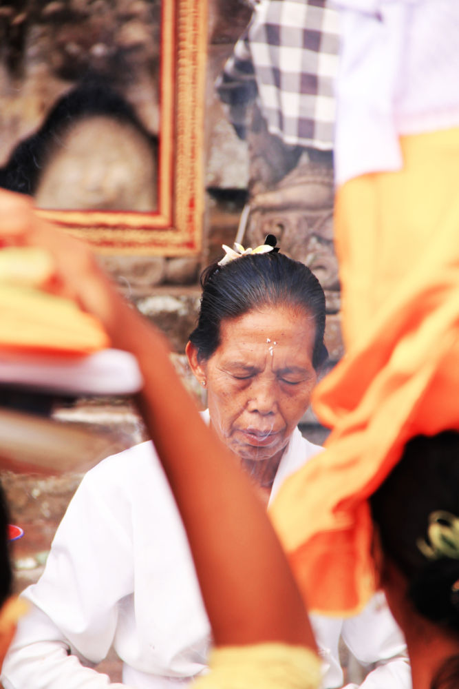 Portrait de femme priant
Sukawati - Bali - Indonésie Bali - Indonésie